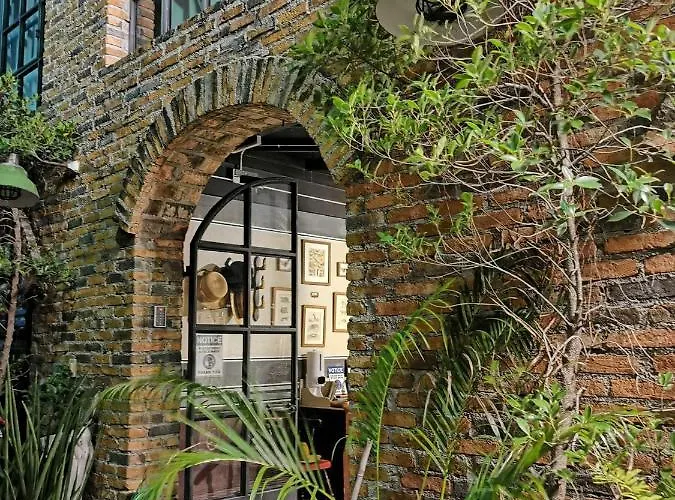 J No.14 Bed & Breakfast