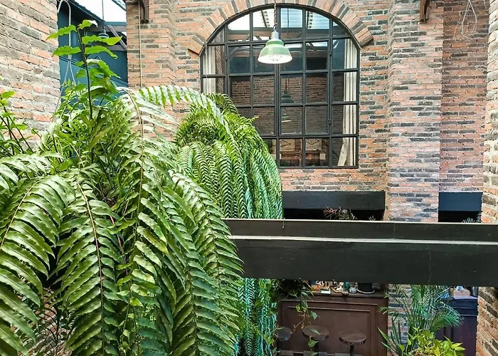 J No.14 Bed & Breakfast