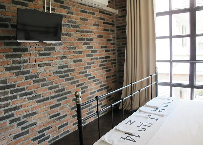 J No.14 Bed & Breakfast 3*