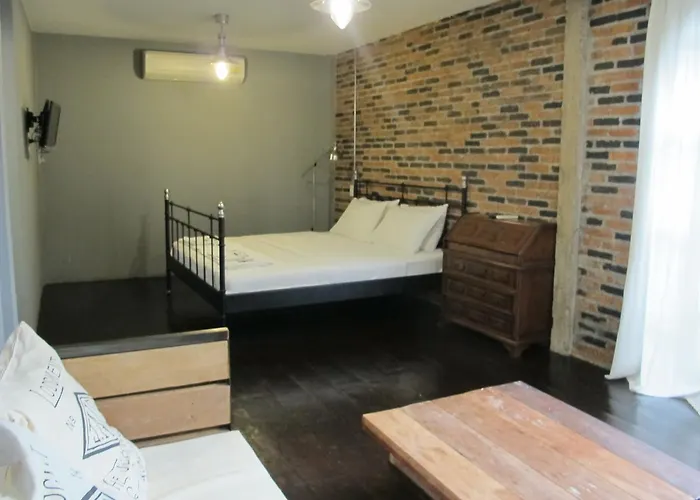 J No.14 Bed & Breakfast
